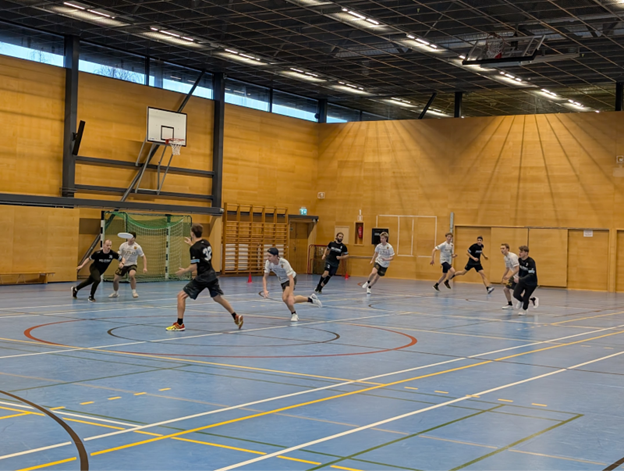 Avoimen Divari: Helsinki Ultimate 2 nousee SM-sarjaan, kolmen joukkueen tasapeli toisesta sijasta